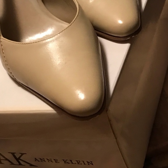 Gorgeous Tan Leather Slingback Pumps by Anne Klein - Picture 13 of 16